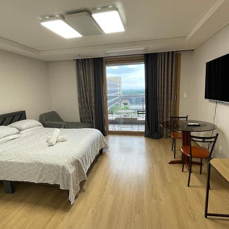 Spacious Luxury Condo W/ Kitchen Beside Hilton Clark D'Heights อังเฮเลส ภายนอก รูปภาพ
