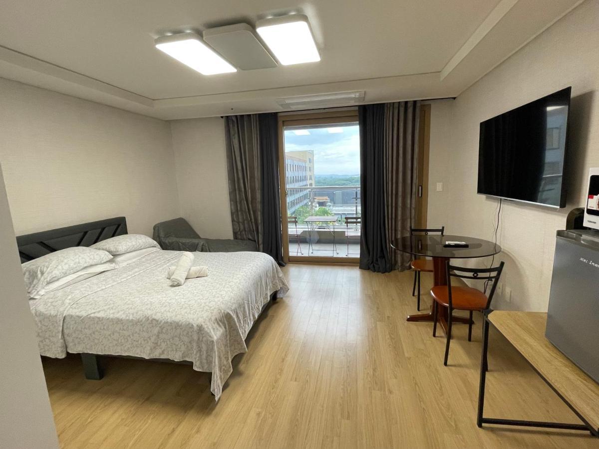 Spacious Luxury Condo W/ Kitchen Beside Hilton Clark D'Heights อังเฮเลส ภายนอก รูปภาพ
